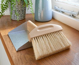 Mini dustpan and brush set for use on tabletop